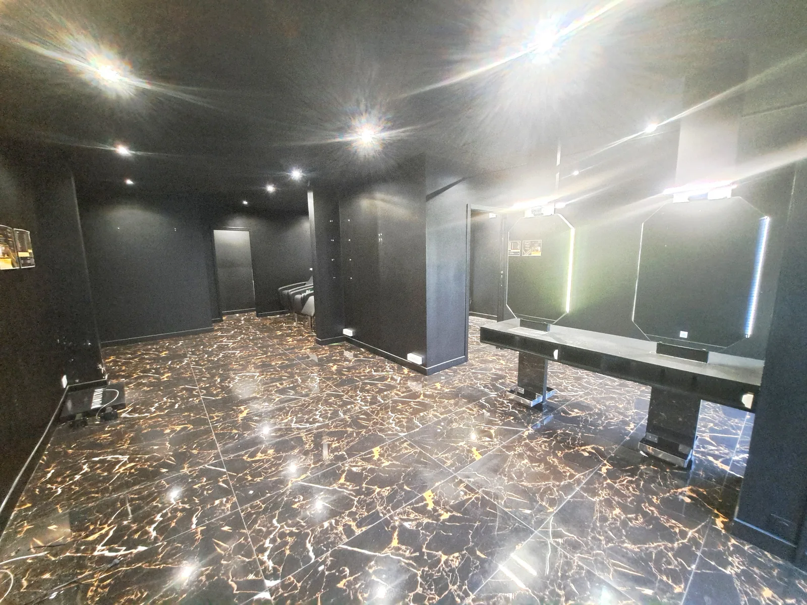 Mur de boutique en plein centre-ville de Colombes